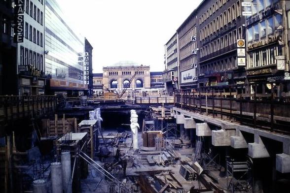 Blick vom Kröpcke auf den HBF Hannover. Die Pasarelle ist eine große Baustelle. Ca. 70er Jahre