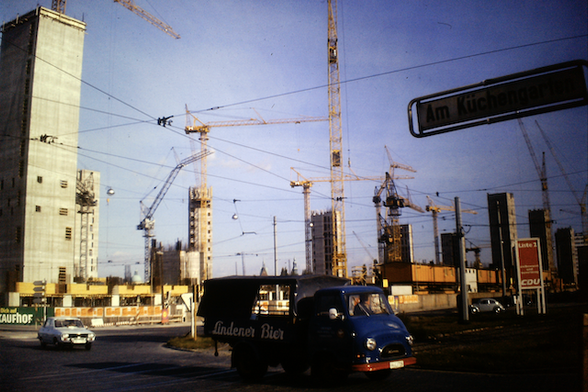 Blick vom Küchengarten (Linden) auf die Baustelle des Ihmezentrum. Im Vordergrund ein blaues Lieferauto mit der Aufschrift "Lindener-Bier". Ca. 70er Jahre.